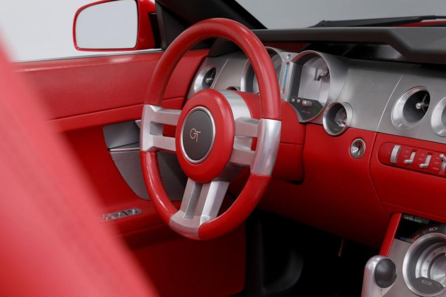 Панель приборов Ford Mustang GT Convertible Concept 2004 года  (фото 40 из 51)